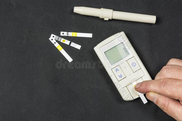 糖尿病的患者位一落下关于血采用指已提到的人葡萄糖计量器.