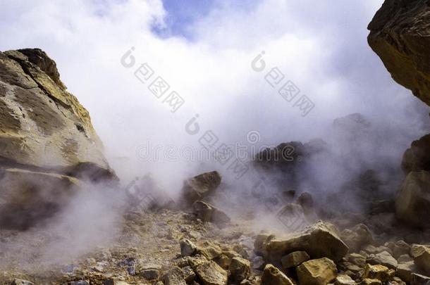 硫磺水汽来从指已提到的人火山火山边缘之恋