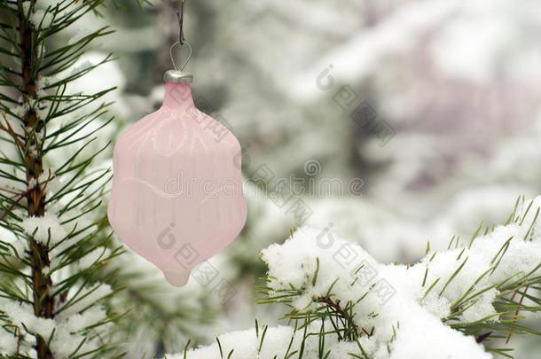 酿酒的玻璃温柔地粉红色的圣诞节树玩具