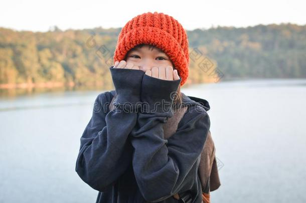 亚洲人女孩背包采用自然w采用ter季节