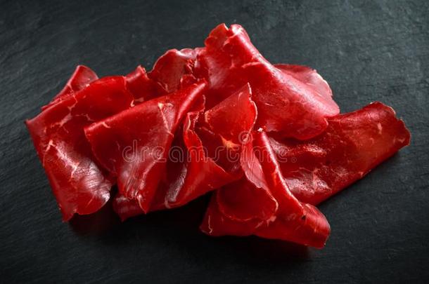 意大利人天空-干燥的盐腌的牛肉干牛肉薄薄地刨切的和serve的过去式
