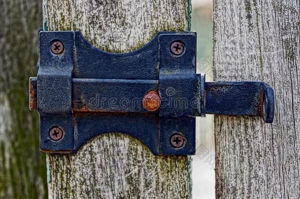 黑的铁器门闩向一木制的栅栏