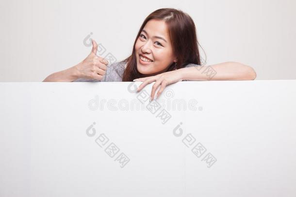 年幼的亚洲人女人给看拇指在上面和空白的符号.