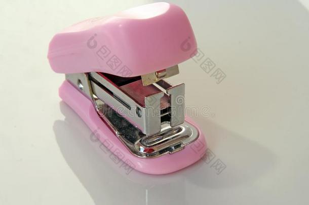 粉红色的订书机器具