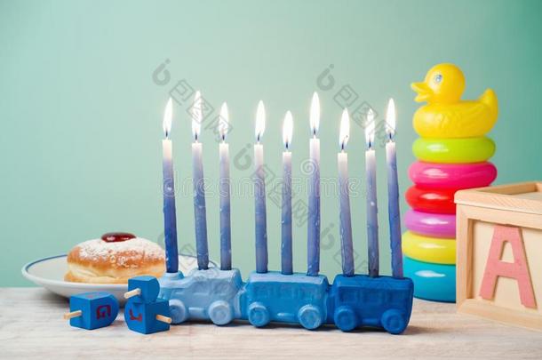 犹太人的假日光明节为小孩和玩具