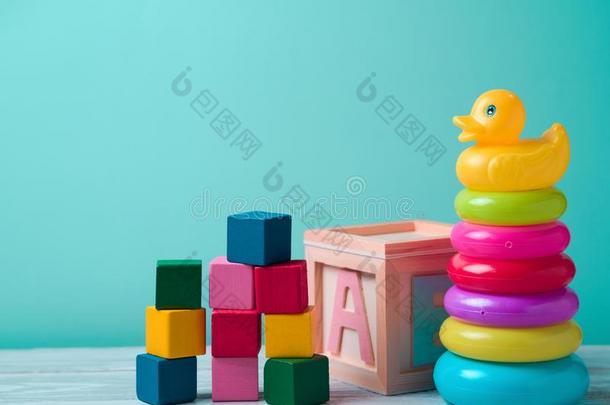 婴儿玩具向木制的表