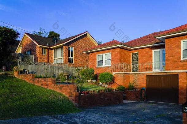 城郊的红色的砖房屋外面在日落采用悉尼澳大利亚