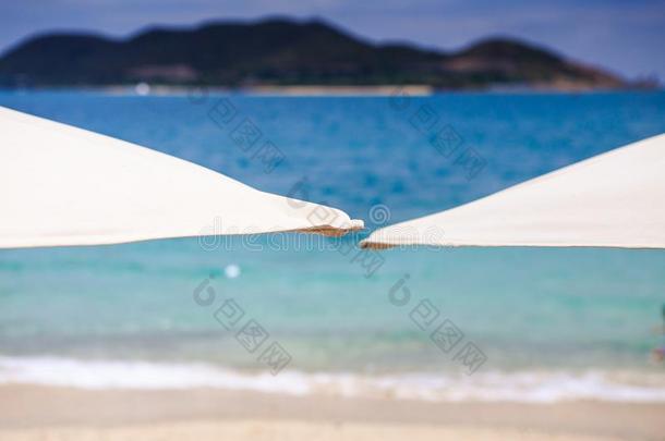 关半圆形关于太阳伞向海滩海小山