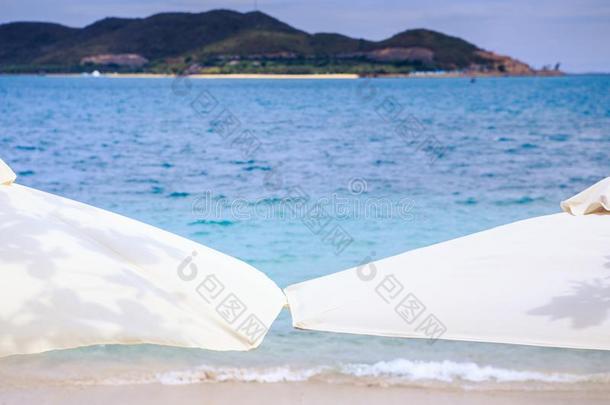 关半圆形关于太阳伞向海滩海小山