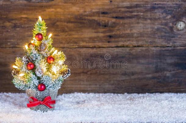 圣诞节树和家畜的肺脏和<strong>红色</strong>的装饰在雪