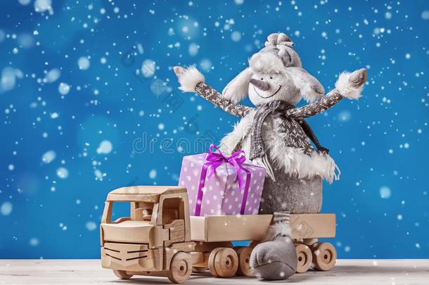 玩具货车和圣诞节礼物和雪人.