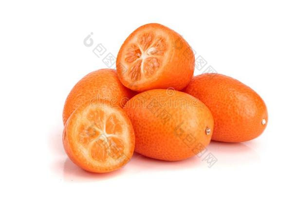 金橘或金橘和一半的隔离的向白色的背景关