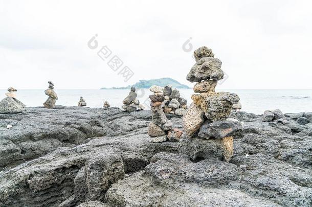 石头塔向玄武岩的岩石在Hyeopjae海滩,<strong>济州岛</strong>