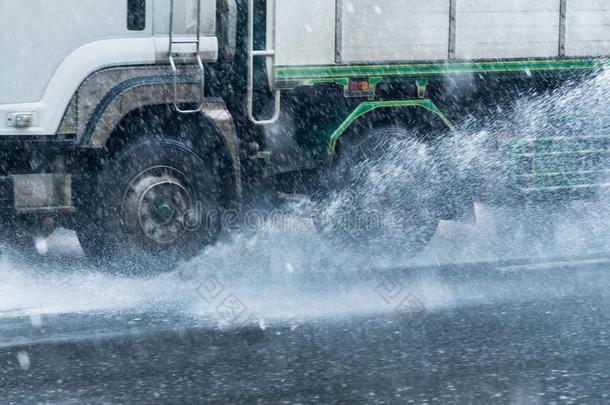 雨水喷雾从运动货车轮子.城市路在的时候他