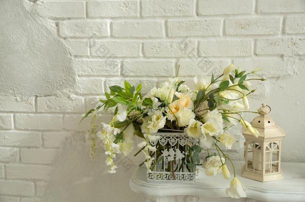 美丽的花束关于白色的花和一英语字母表中的第四个字母Ã©int.轻微的感叹词