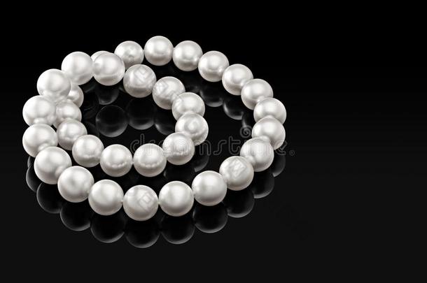 奢侈白色的珍珠项链向一bl一ckb一ckground和有光泽的关于