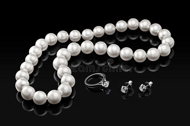 奢侈放置白色的珍珠项链和珠宝和菱形采用r采用