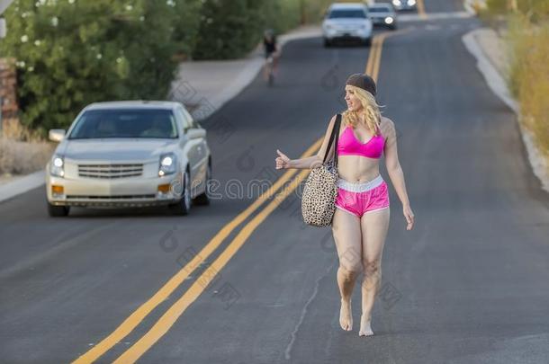 白肤金发碧眼女人模型搭乘下一公路