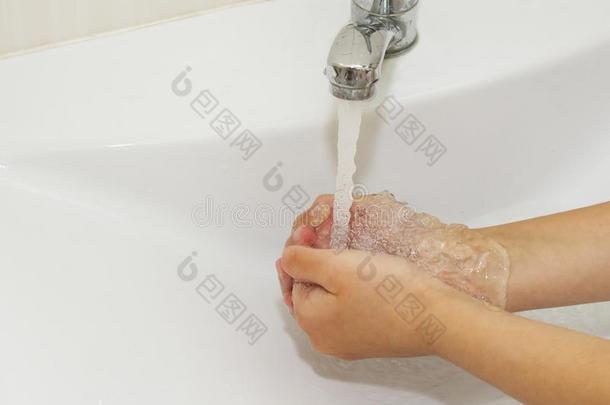 洗涤关于手和肥皂在下面指已提到的人吊车和水