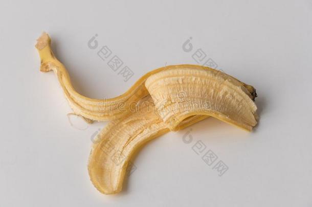 香蕉剥皮向白色的背景,关-在上面