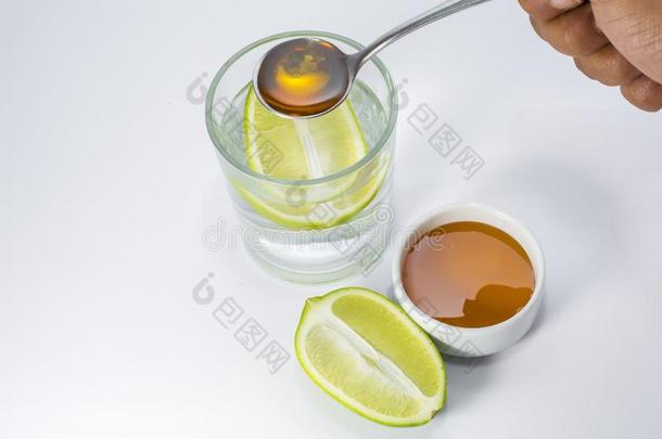 喝一Gl一ss关于柠檬一nd蜂蜜W一terdet.每个D一y.
