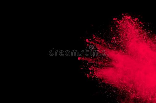 抽象的红色的粉爆炸向黑的背景.