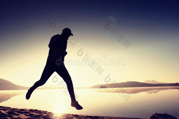 男人跑步在早晨海.每一天早晨锻炼