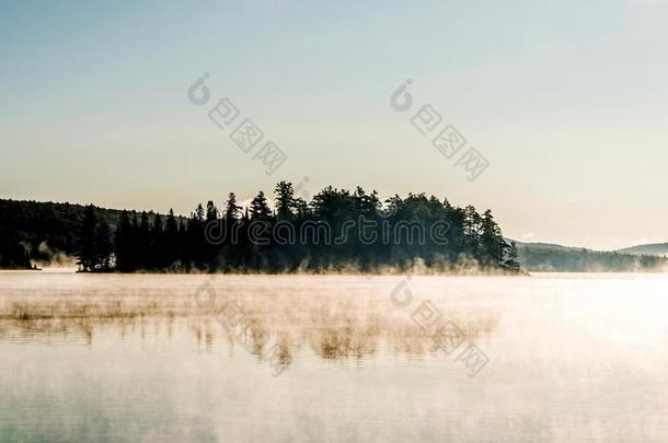 湖关于两个河阿尔冈昆人国家的公园安大略湖加拿大日落