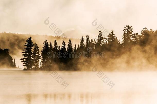 湖关于两个河阿尔冈昆人国家的公园安大略湖加拿大日落