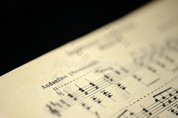 音乐的速度`安丹蒂诺`采用一老的音乐笔记簿