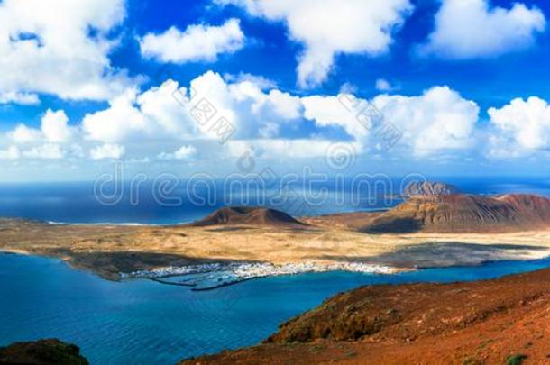 风景关于火山的兰萨罗特岛-全景的看法从塔楼微分算子