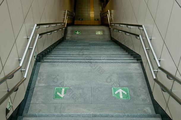 楼梯隧道向地下的火车车站采用东京黑色亮漆