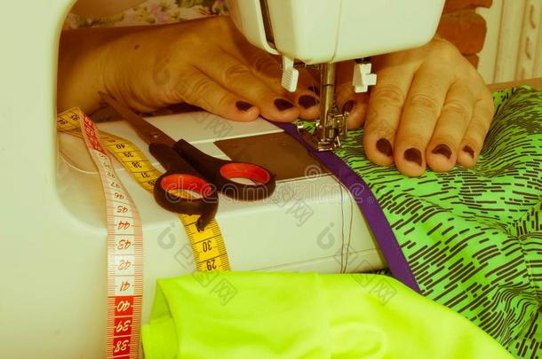 女人女裁缝一次和缝向缝纫机器.裁缝