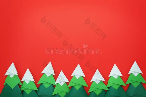 手工做的折纸手工纸手艺圣诞节树向红色的纸