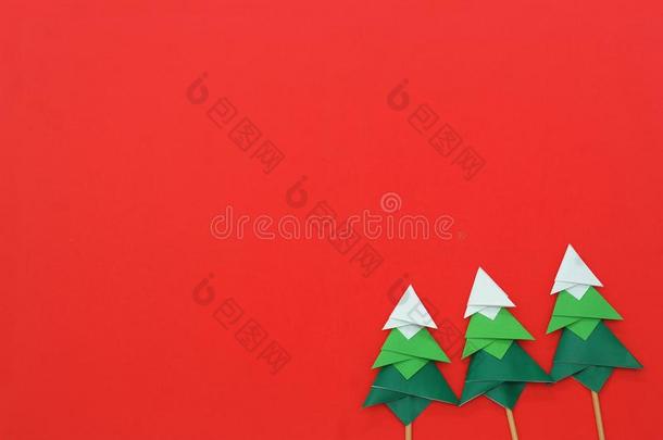 手工做的折纸手工纸手艺圣诞节树向红色的纸
