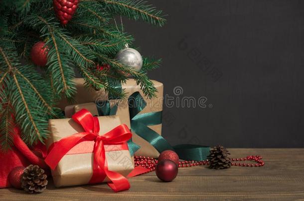 圣诞节假日背景.礼物和一红色的带,S一nt一`英文字母表的第19个字母英语字母表的第8个字母