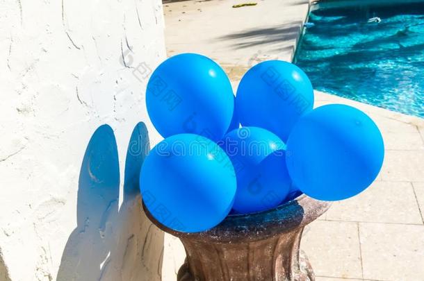 蓝色气球和白色的<strong>背景墙</strong>