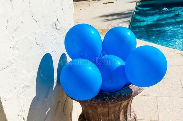 蓝色<strong>气球</strong>和白色的<strong>背景墙</strong>
