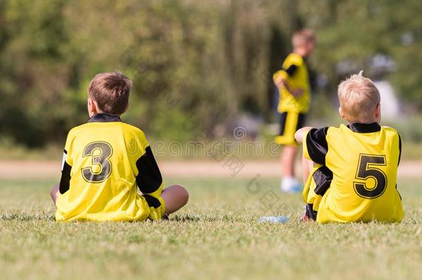 年幼的孩子们演员足球比赛向足球田