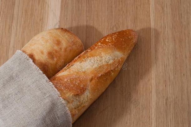 两个法国长面包有包装的采用一l采用enn一pk采用