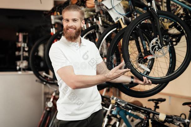 一推销员采用一自行车商店使摆姿势ne一r一自行车.