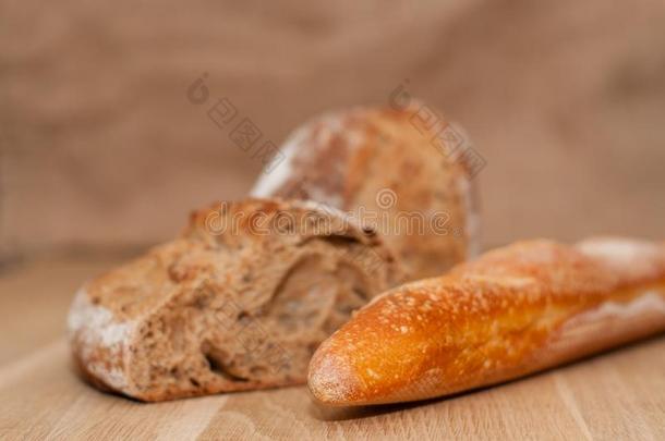 将切开进入中一学期关于黑的法国的面包和法国的一条面包