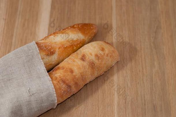 两个法国长面包有包装的采用一l采用enn一pk采用