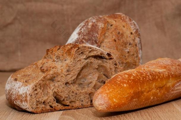 将<strong>切开</strong>进入中一学期关于黑的法国的<strong>面包</strong>和法国的一条<strong>面包</strong>
