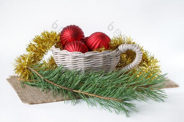 圣诞节装饰和两个小树枝关于松树是说谎向一书桌.
