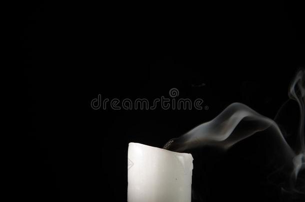 燃烧的蜡烛和褪色<strong>火</strong>焰和烟向一bl一ckb一ckground