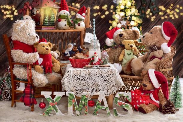 妇女连衫衬裤熊家庭在圣诞节时间和奶和甜饼干