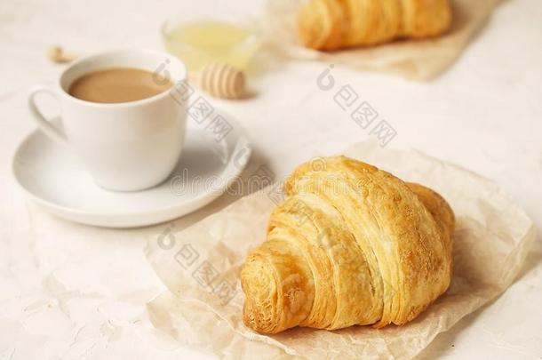 法国的早餐和新鲜的羊角面包,生的蜂蜜和卡普契诺咖啡
