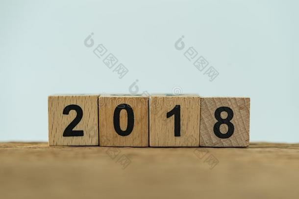 立方形木制的块和数字2018同样地最小的2018新的年凯尔