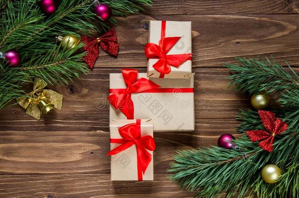 美好的圣诞节礼物博览会和松树树金银丝织品采用指已提到的人中间的